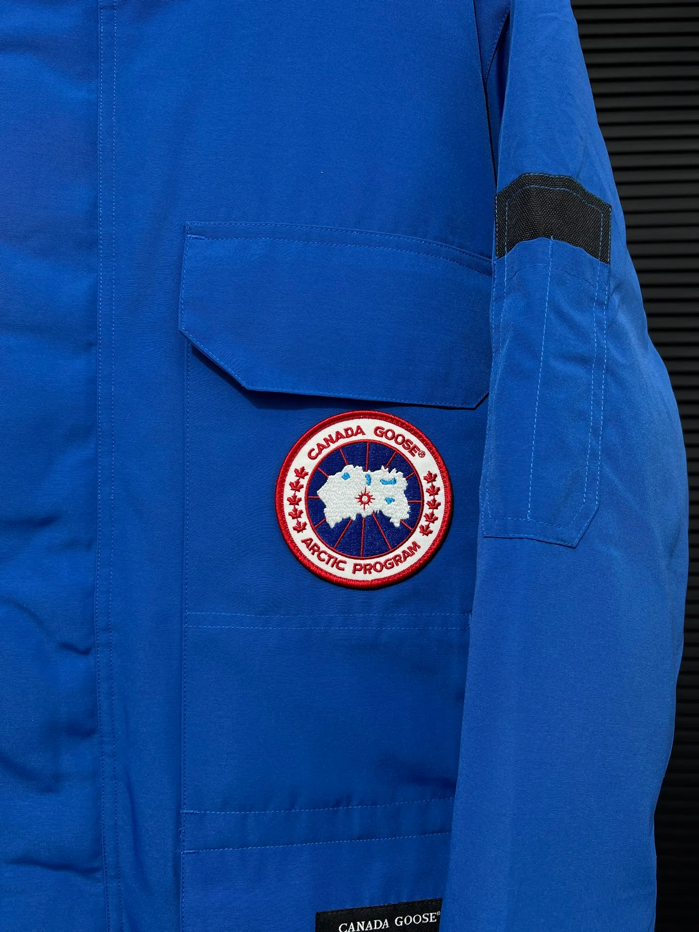 P780 🆕 Top original version, supports chip sensor with handbag 𝗖𝗮𝗻𝗮𝗱𝗮 𝗚𝗼𝘀𝗲 / 🇨🇦 Canada Goose 08 Down Jacket ⚠️ Partners who have been cooperating with us in the past few years know that no matter what is produced outside, our pure genuine trading company ships ❗️ After the test of time, we have received rave reviews. You can compare the market products with us. If you are not satisfied, you can return it at will. You are also welcome to come to ZG to see it and then come to my home to buy‼  1⃣️ The filling is 80% white duck down, with a weight of 500g. Regarding the down content, you can feel it with your hands. Good down has no embarrassment and can be called a walking duvet! 2⃣️ The fabric is made of Feather-Light 10D waterproof coating fabric, which is made of 84.5 polyester fiber and 15.5 cotton. The surface is treated with a special Teflon protective coating produced by DuPont to prevent wind and splash water, and makes the clothing anti-pollution and long-lasting new features! 3⃣️ One-piece seamless cuffs, 13cm official length, all seals are stamped, and all the inner liner is hemmed. The overcoat means sewing all the inner liner once. On the one hand, it is to prevent the velvet from running off, and on the other hand, it can keep the stiffness of the clothes! 4⃣️ Original Yoshida Kogyo Kabushikigaisha zipper, top-grade zinc alloy electroplated zipper with the highest specifications, using precise Japanese craftsmanship, raw materials and management methods. Each zipper can withstand 100,000+ openings and closings 5⃣️ The detachable fur collar is made of top-grade imported wolf fur, which is not comparable to the loose and soft raccoon fur and fake fur on the market. It is a natural Siberian coyote fur collar. The delicate and strong feel is the sense of life that comes from the erosion of wind and frost in nature. 6⃣️ Main logo double-thread 9-needle locking stranded embroidery, electronic digital automatic embroidery, maple leaves with sharp edges. Size: XS-XXL Color: black, off-white, graphite gray, sapphire blue Dark Blue Pink Azure Graphite Gray Black Label Shoulder Width Chest Sleeve Length Clothes Length Recommended Weight kg 67 87 80-90 2XL 58 136 69 89 90-105